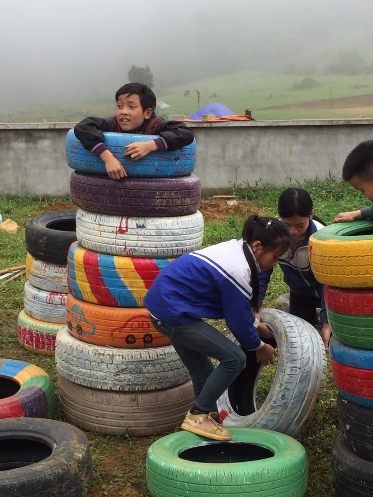 Sân chơi tái chế cho trẻ em