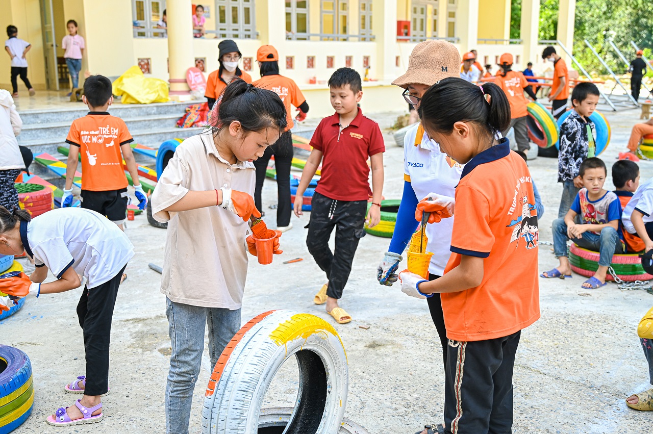 Sân chơi tái chế cho trẻ em