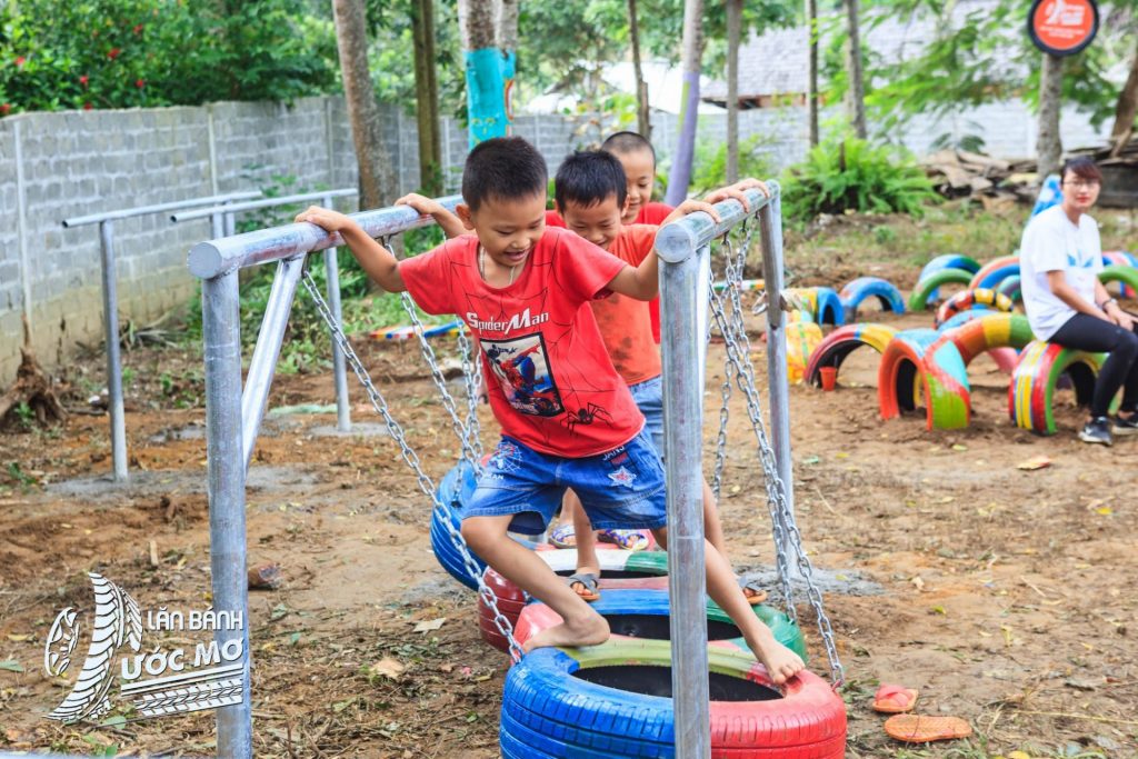 Sân chơi tái chế cho trẻ em