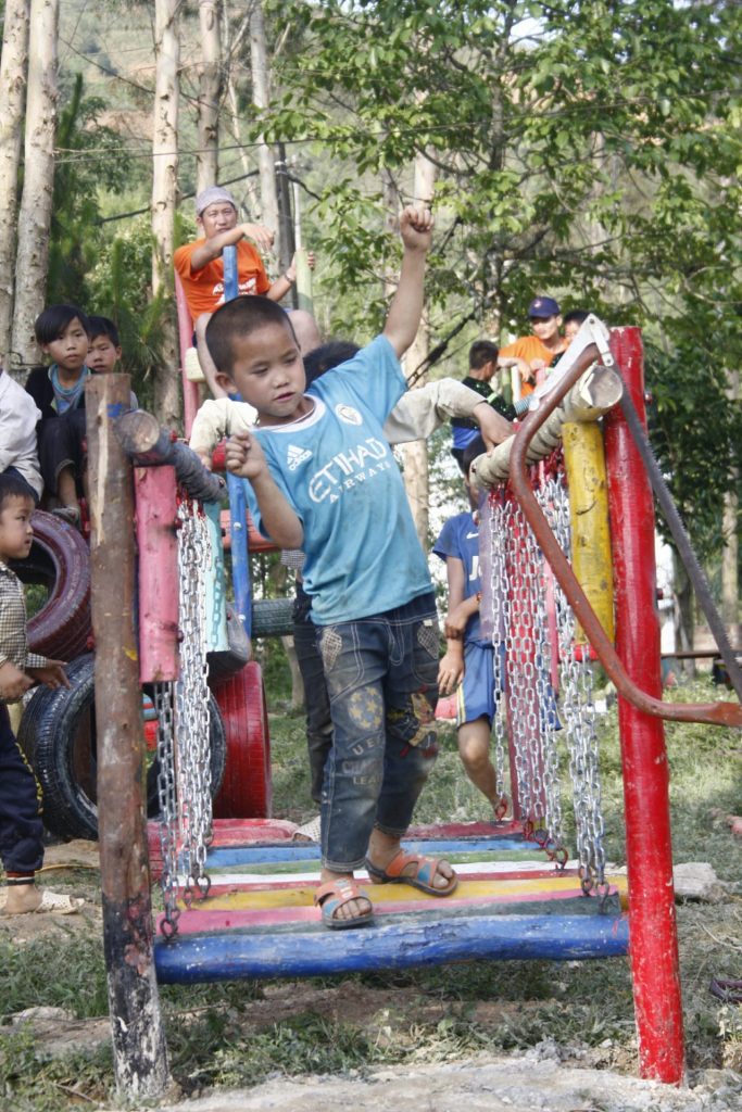 Sân chơi tái chế cho trẻ em