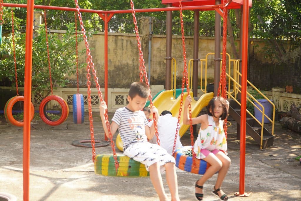 Sân chơi tái chế cho trẻ em
