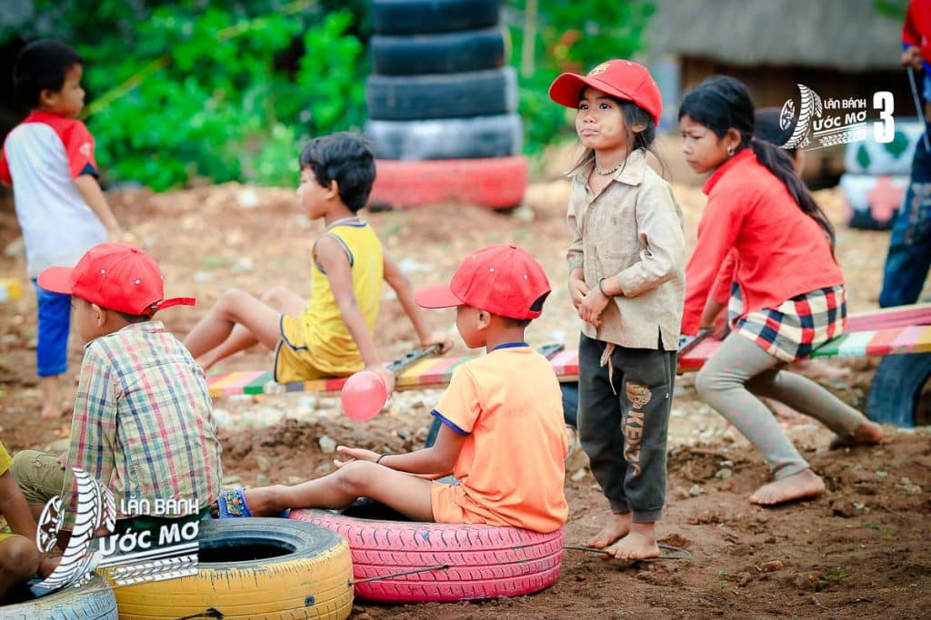 Sân chơi tái chế cho trẻ em