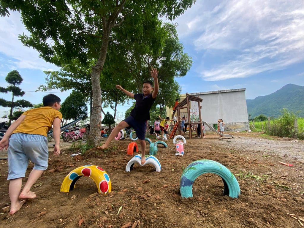 Sân chơi tái chế cho trẻ em