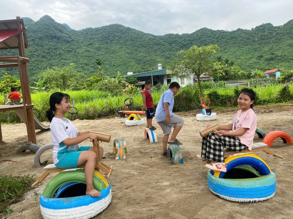 Sân chơi tái chế cho trẻ em