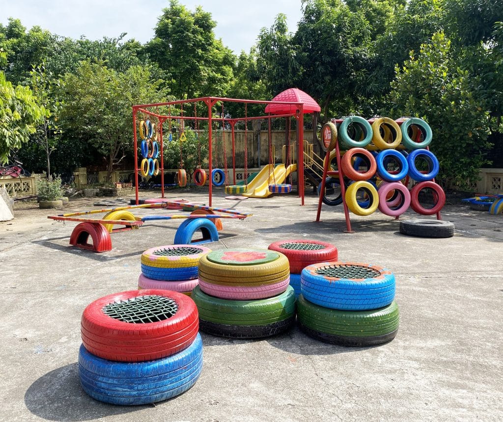 Sân chơi tái chế cho trẻ em