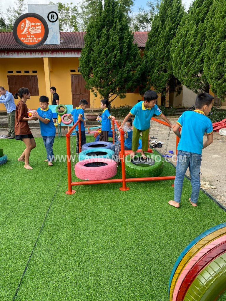 Sân chơi tái chế cho trẻ em