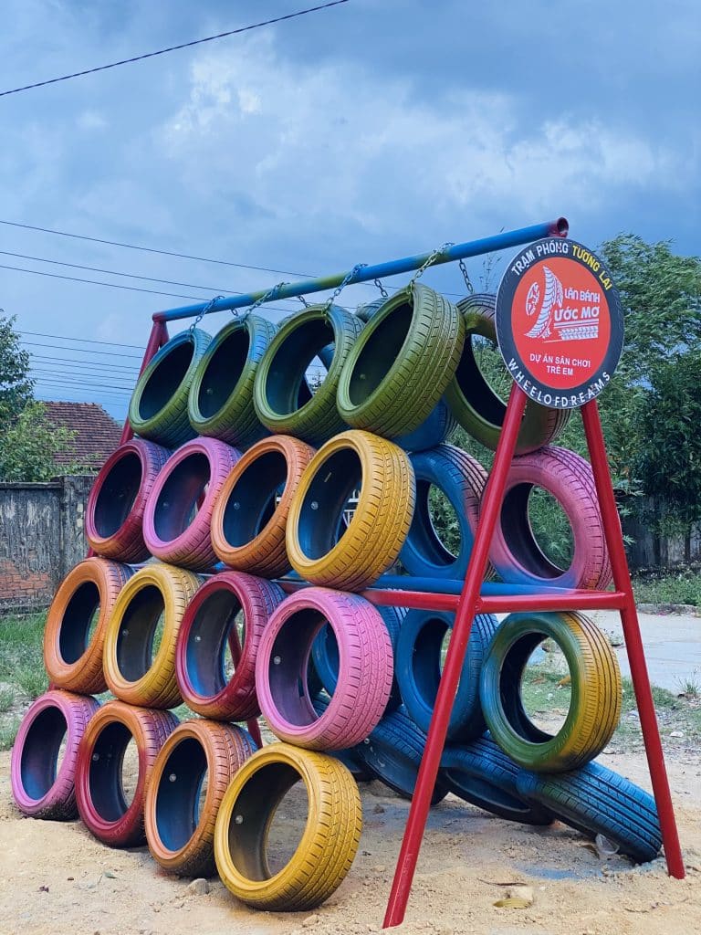 Sân chơi tái chế cho trẻ em