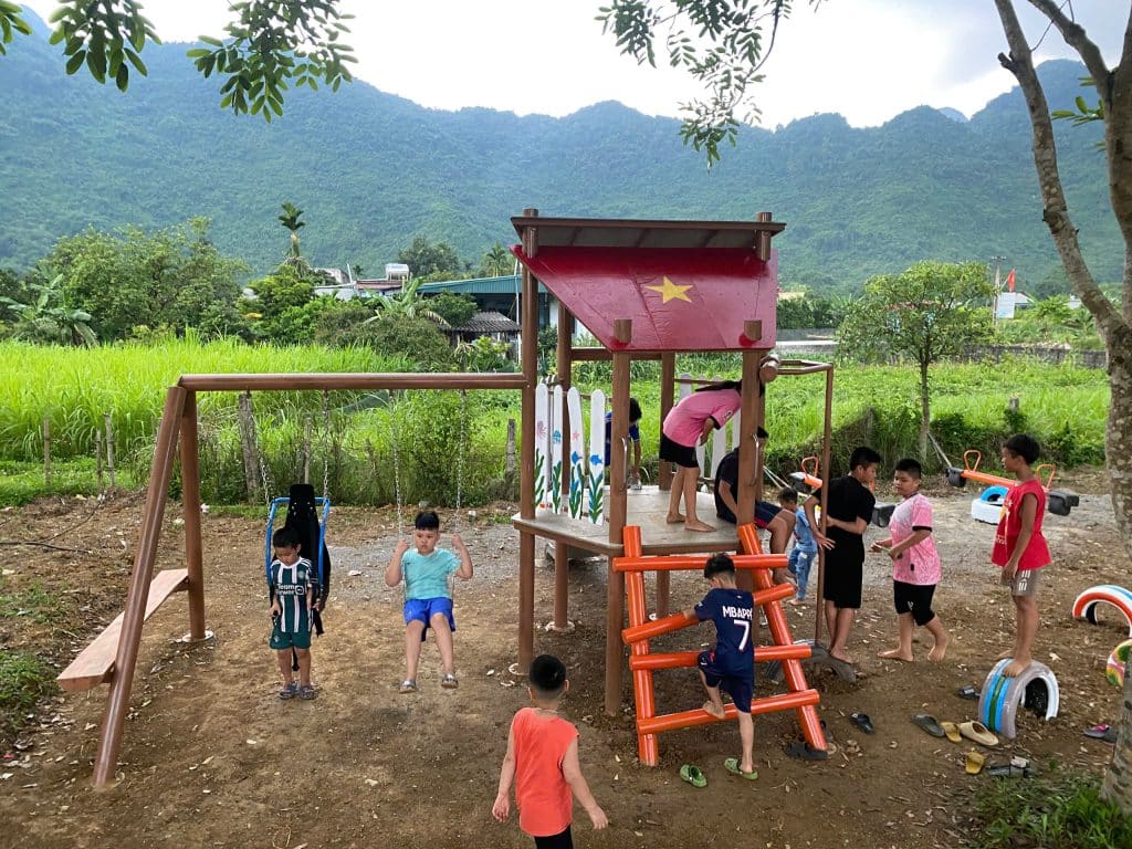Sân chơi tái chế cho trẻ em