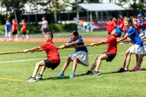 Trẻ em chơi kéo co trên sân trường